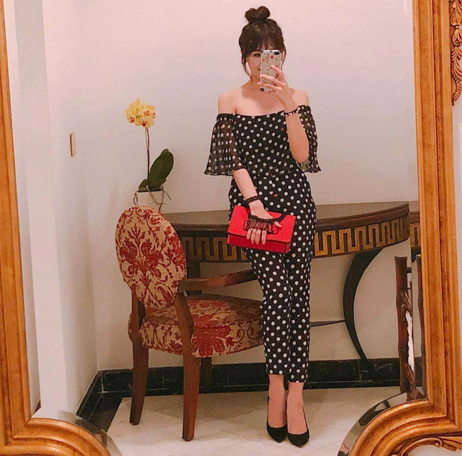 Diện jumpsuit chấm bi đen trắng điểm xuyết đỏ, mix cùng túi đỏ khiến bộ Shbet999 com đăng nhập của Hari Won trông vừa lỗi mốt lại chói lọi thiếu tinh tế.    