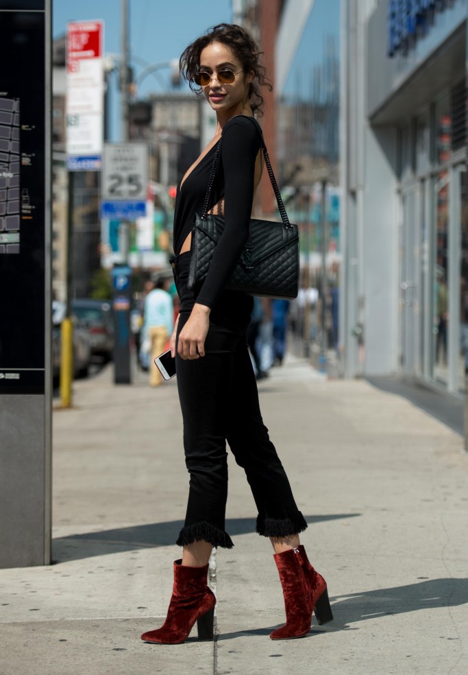 Không chỉ màu trắng tinh khôi, các fashionista cũng ưa chuộng gam màu đen bí ẩn, sau đó dùng màu sắc ở túi hoặc giày để tạo điểm nhấn. 