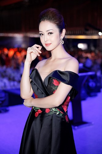 Cô diện bộ đầm dạ hội màu đen lộng lẫy của NTK Hoàng Hải.  