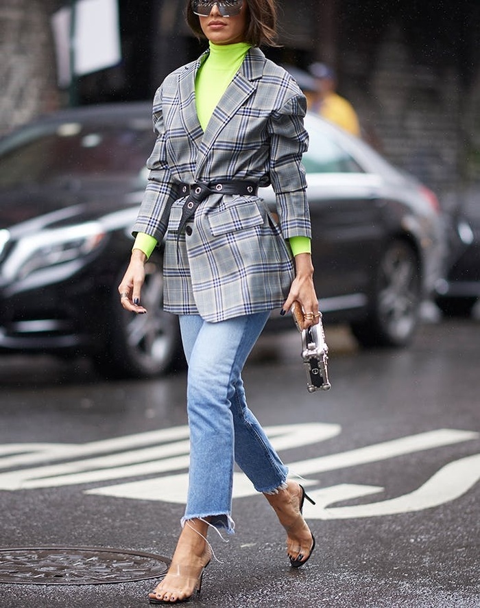 Nhà thiết kế Prabal Gurung và Christian Siriano đã đưa Shbet999 com đăng nhập neon lên sàn diễn Tuần lễ thời trang New York Xuân Hè 2019. Nếu bạn không muốn diện cả cây mèo neon, bạn có thể chọn một món đồ màu neon như áo cao cổ kết hợp cùng quần jeans và áo khoác đơn giản.    