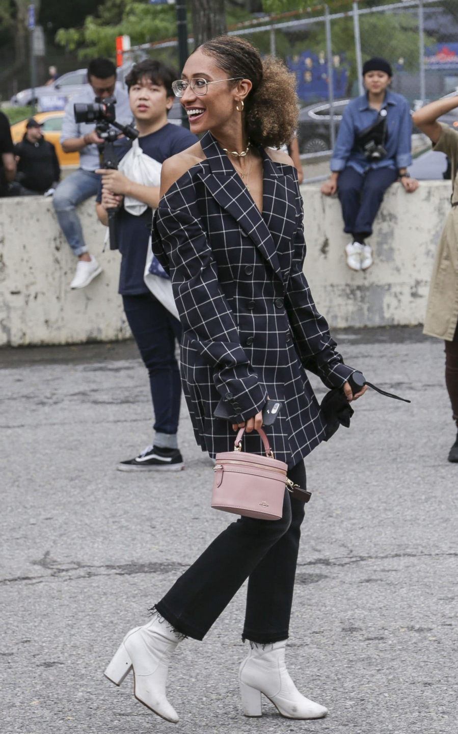 Phóng viên Elaine Welteroth phá cách với áo blazer cut-out ở vai, quần jeans cắt gấu và boots trắng. 