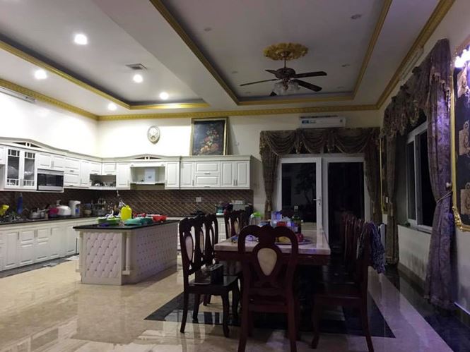 Có thể thấy, bếp và phòng ăn vô cùng rộng rãi, sang trọng.    