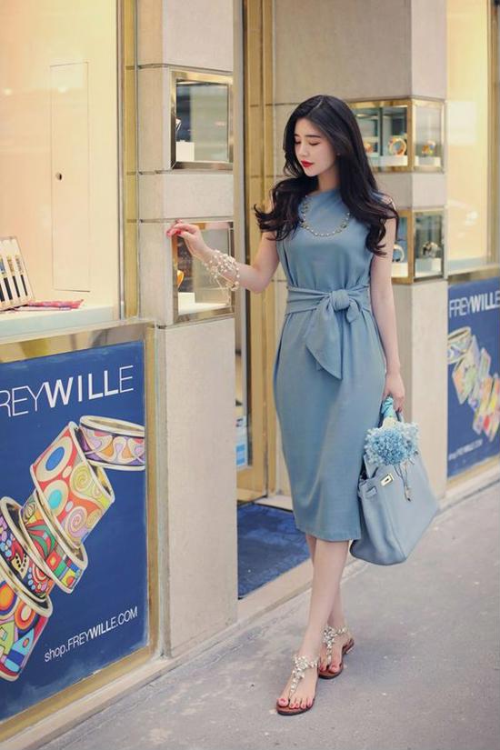 Váy liền thân, dáng dài trang trí dây lưng vải cùng chất liệu được biến tấu một cách sinh động.    