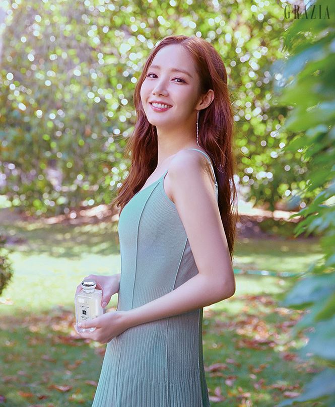 Cô nàng sở hữu sắc vóc thanh xuân đầy sức sống. Dù diện trang phục nào, Par Min Yong vẫn vô cùng quyến rũ, gợi cảm.  