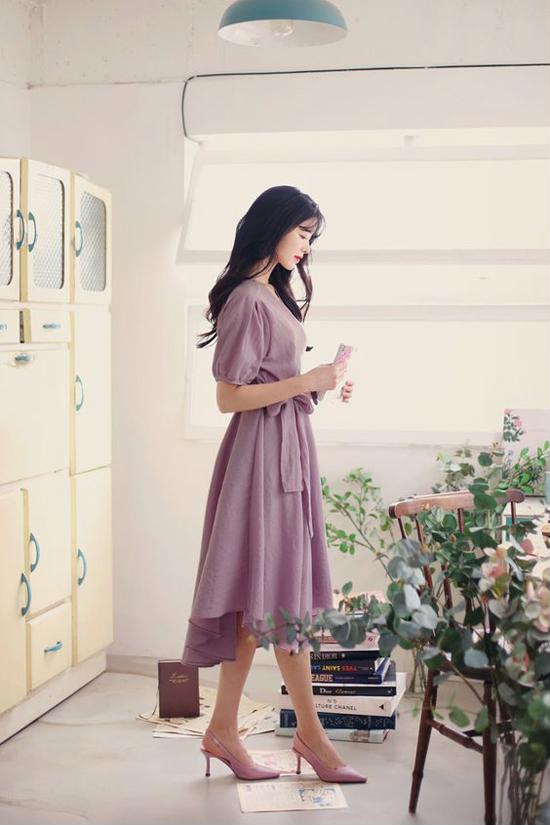 Mốt váy thịnh hành thường được các fashionista châu Á kết hợp cùng các kiểu giày đế thấp, sandal quai mảnh và túi xách tay cỡ trung.    