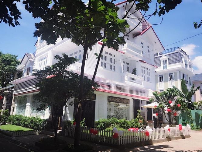 Ngay sau khi Vy Oanh đăng tải thông tin rao bán biệt thự, ca sĩ Cao Thái Sơn, Trương Ngọc Ánh và một số sao Việt để lại bình luận quan tâm tới thông tin này.