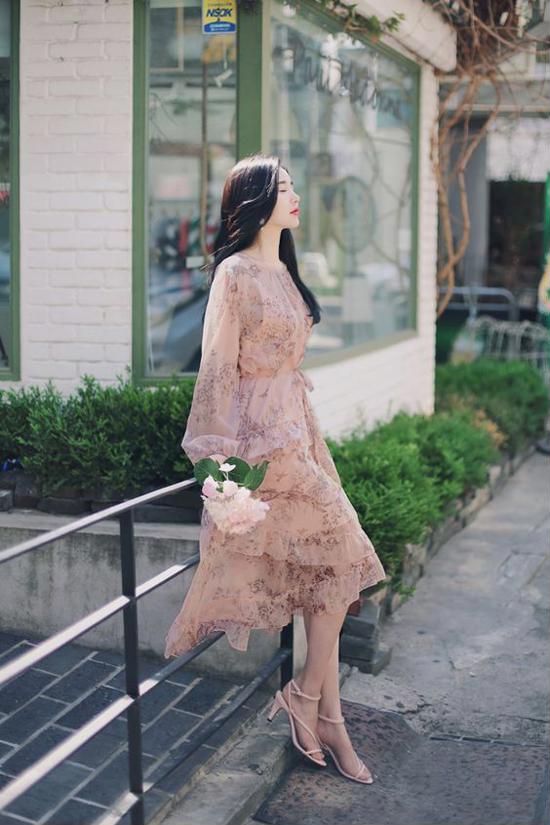 So với việc mix áo sơ mi, áo blouse cùng chân váy thì cách diện đầm liền thân trông nữ tính và hiền dịu hơn.    