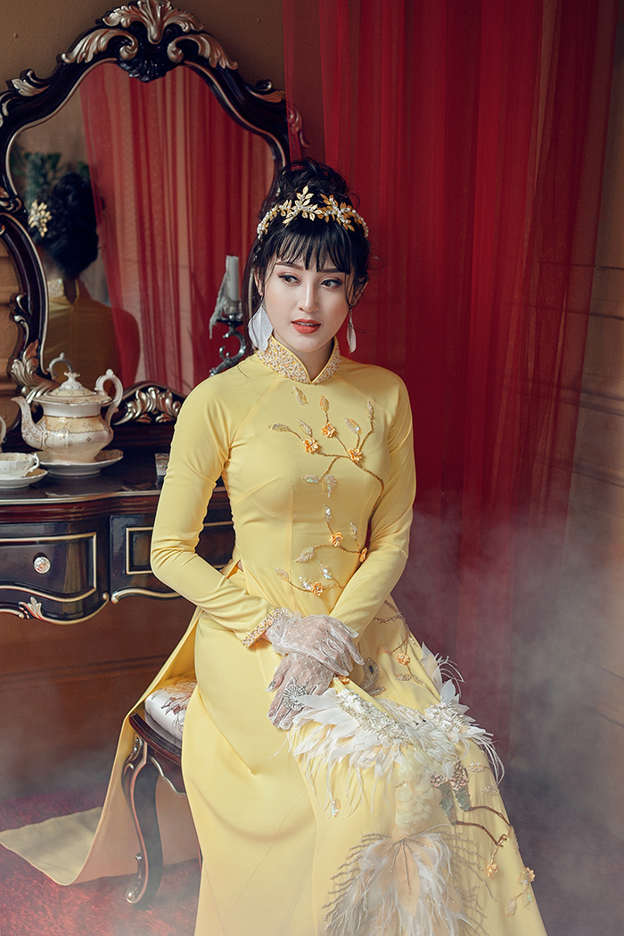 Lấy bối cảnh một nàng ngọc nữ sống trong căn nhà cổ đầy bí ẩn, Á hậu Huyền My đã diễn tả đầy ấn tượng vẻ đẹp ma mị và mang nhiều uẩn ức của người thiếu nữ bị phản bội trong tình yêu.    