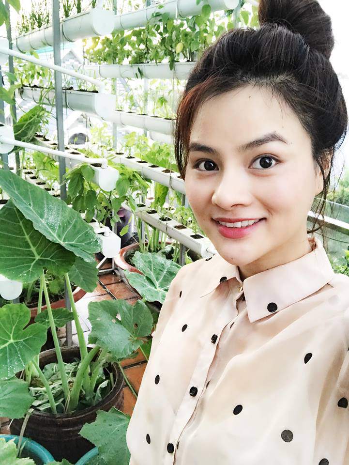 Vù Thu Phương vui vẻ chụp hình bên vườn rau của mình.