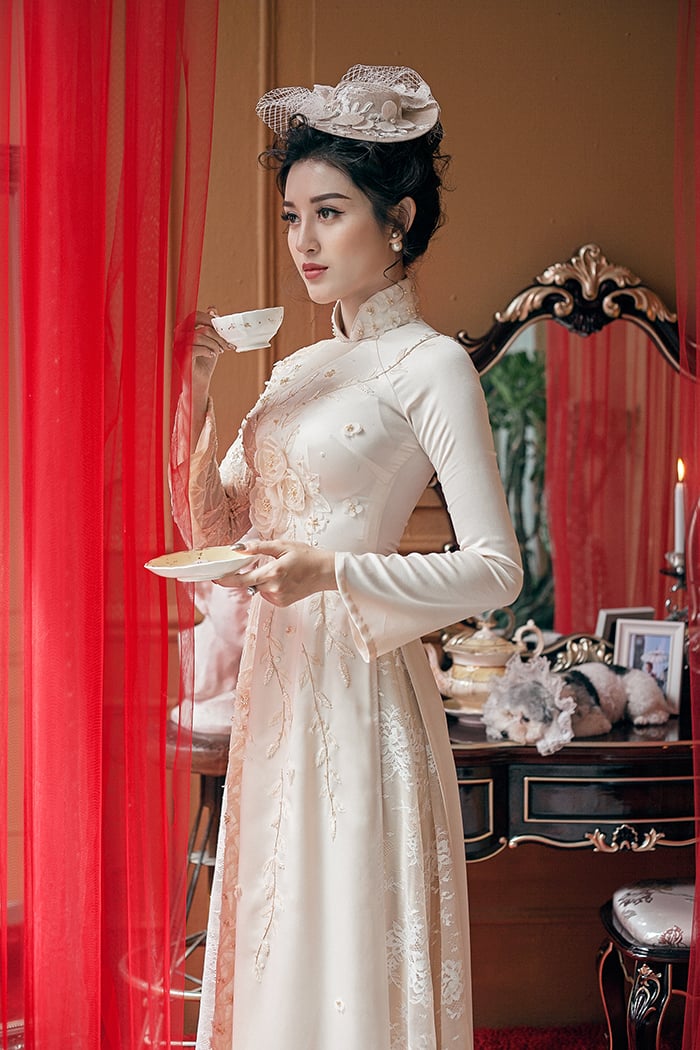 Khác với hình ảnh trong sáng thường ngày, Huyền My mang nét đẹp ma mị, u buồn trong bộ áo dài hoàng gia.