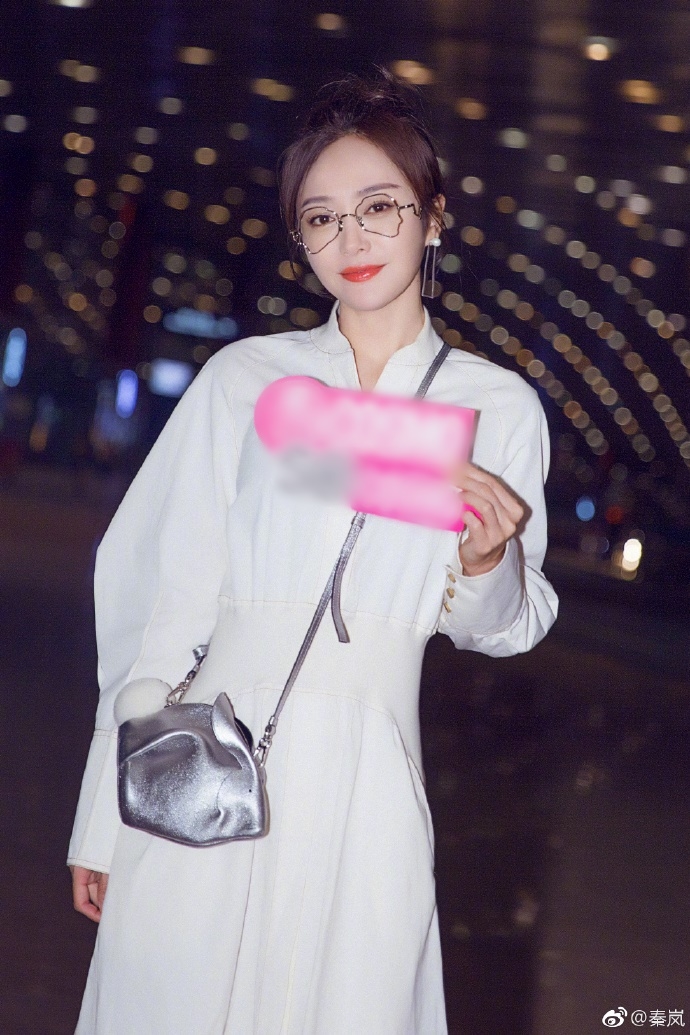 Bên cạnh đó, phụ kiện chiếm trọn mọi ánh nhìn nhất chính là chiếc kính gọng bạc hình thù khác lạ mắt, cùng đó là hoa tai kết ngọc trai sành điệu.    