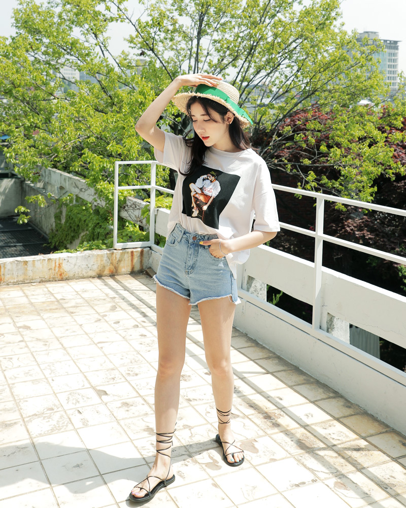 Jean shorts và áo phông chắc chắn là cặp bài trùng và là set đồ 