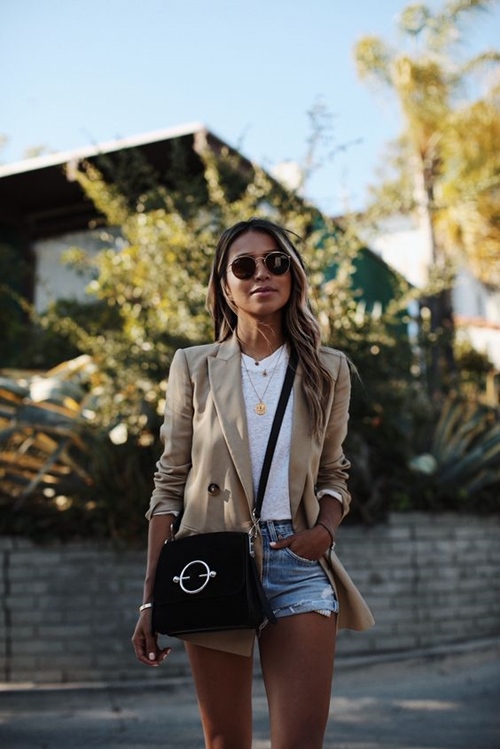 Chỉ với độc một item thuộc họ nhà Thu Đông là áo blazer, phần còn lại, từ quần jeans đến áo thun toàn đồ hè. Nhưng đi khi cùng với nhau lại tạo nên bộ Shbet999 com đăng nhập ăn ý và đủ giữ ấm trong ngày se lạnh.    
