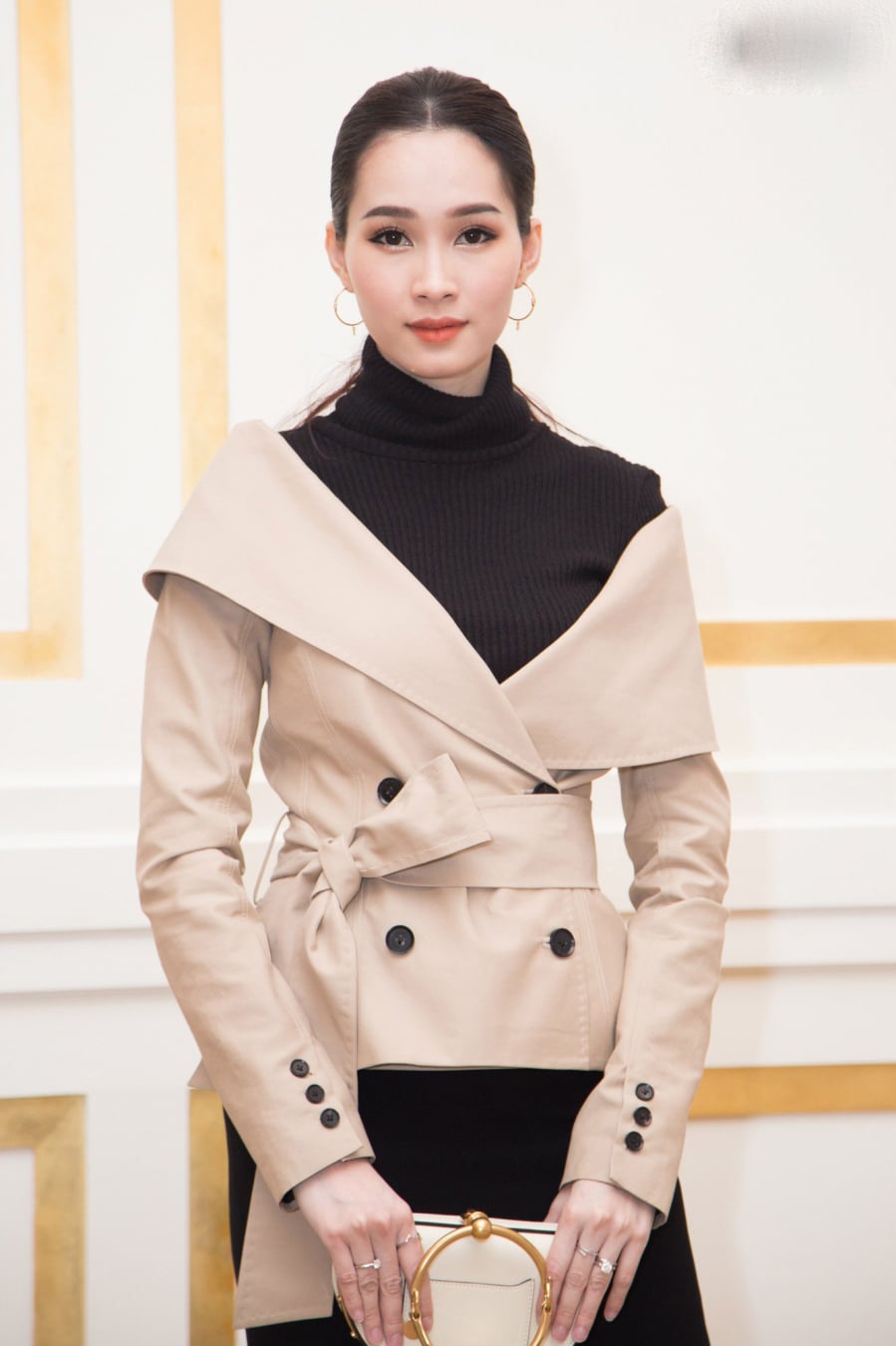 Vẫn thanh lịch, nhưng dễ nhận thấy rằng bộ cánh thảm đỏ này của Đặng Thu Thảo cá tính và ấn tượng hơn hẳn mọi khi.    
