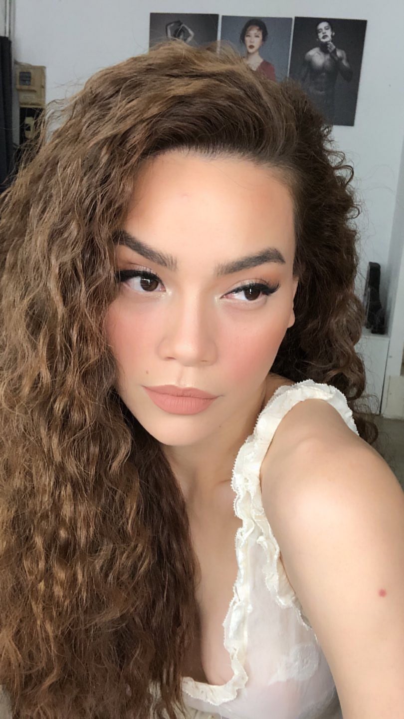 Phong cách trang điểm tông nude với Shbet123 Link Vào ShBet Mới Nhất xoăn xù hoang dại của Hồ Ngọc Hà chinh phục hoàn toàn những ai theo dõi hình ảnh của cô.    