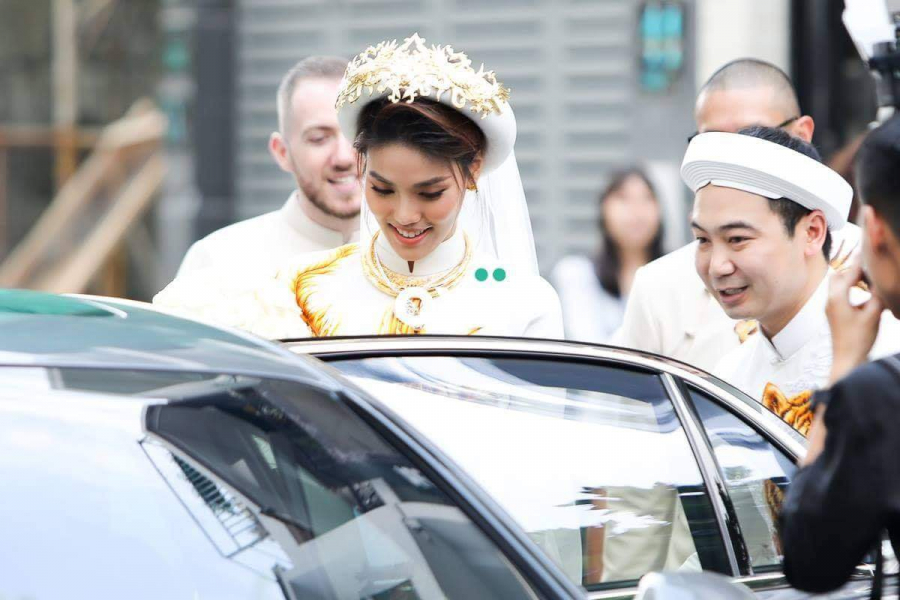 Người đẹp được nhà trai tặng rất nhiều vòng vàng, nổi bật là những chiếc kiềng vàng xa hoa trên cổ cô.    