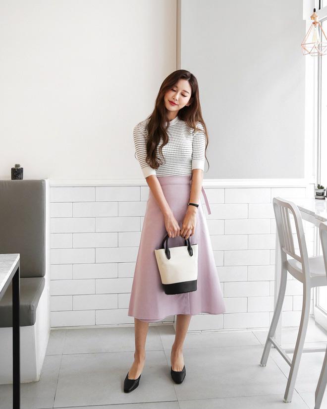 Chân váy màu hồng pastel mix với áo phông cũng giúp chị em ăn gian tuổi cực hiệu quả mà không bị cưa sừng làm nghé.