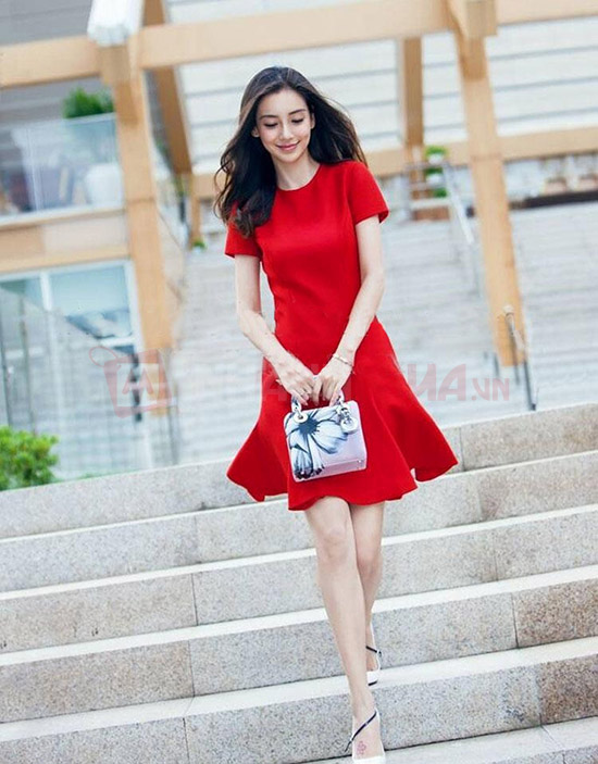 1 chiếc váy đỏ rực sẽ giúp các nàng nổi bần bật trên phố.