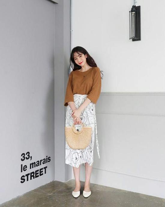Song song với váy đơn sắc, các nhà mốt còn giới thiệu nhiều mẫu họa tiết độc đáo và lạ mắt.    