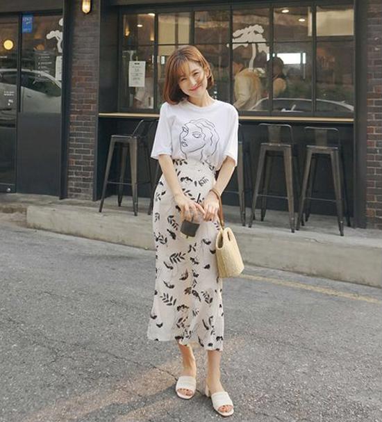 Những kiểu chân váy nhẹ nhàng phối hợp cùng áo thun hạ vai đang là mốt được nhiều fashionista xứ Hàn ưa chuộng.    