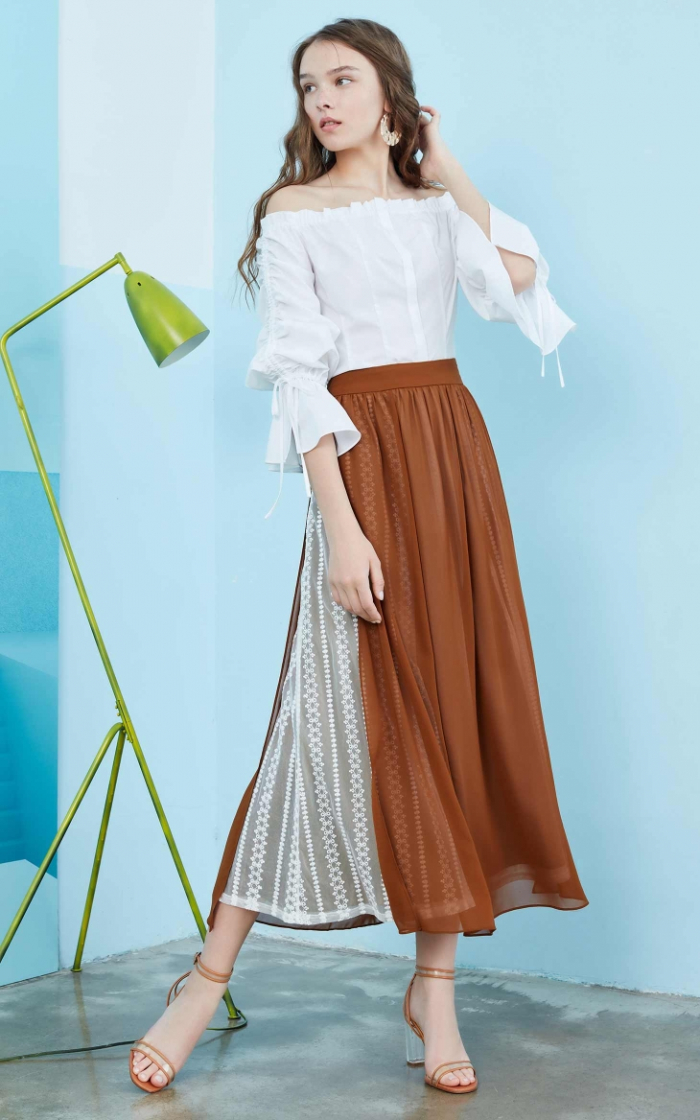 Áo sơ mi trễ vai mix cùng chân váy midi – sét đồ dành cho những cô nàng bánh bèo.    