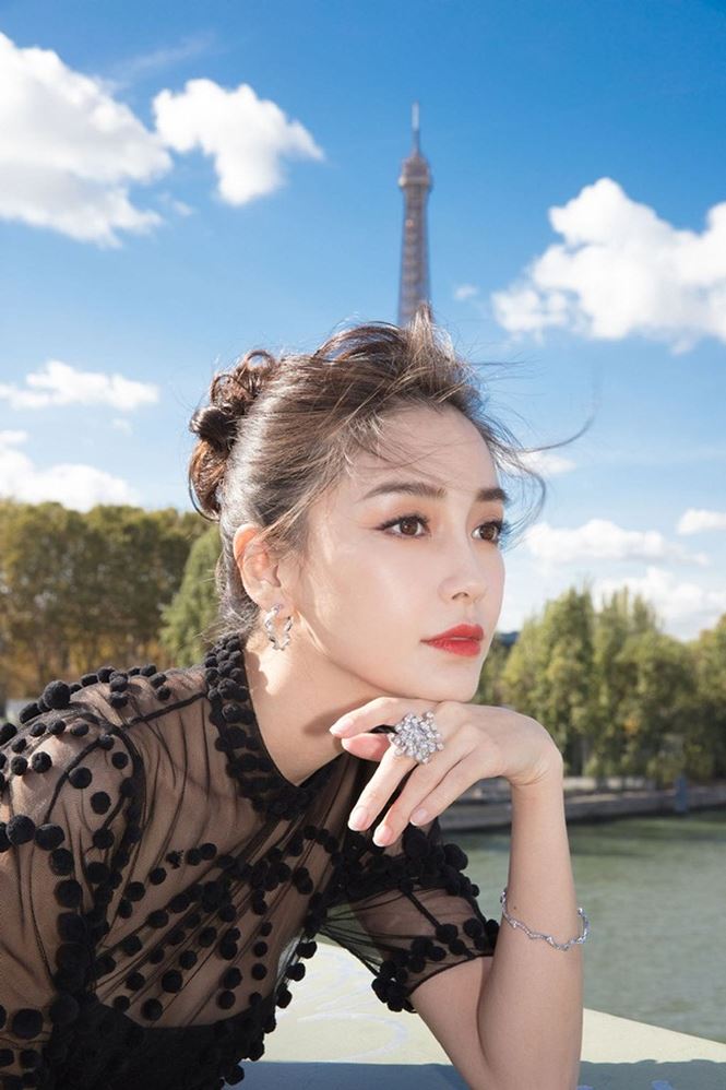 Lối trang điểm nhẹ nhàng làm tôn lên Mừng SHBET phiên bản mới 2025 trắng mịn và những đường nét gương mặt rất Tây của cô nàng.  