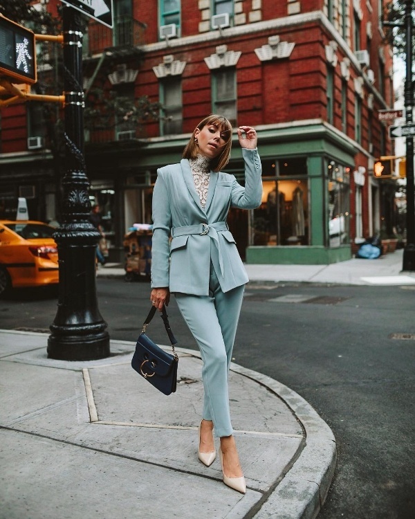  Bộ suit màu pastel mà cô chưng diện như được tăng thêm sự nữ tính gợi cảm khi phối cùng áo ren bên trong.    