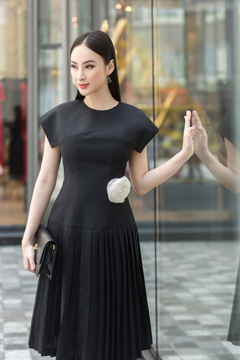 Công thức phối đồ này của Angela Phương Trinh có thể dễ dàng đi đến khắp mọi nơi: môi trường công sở, chốn hẹn hò hay dạo phố ngày cuối tuần  