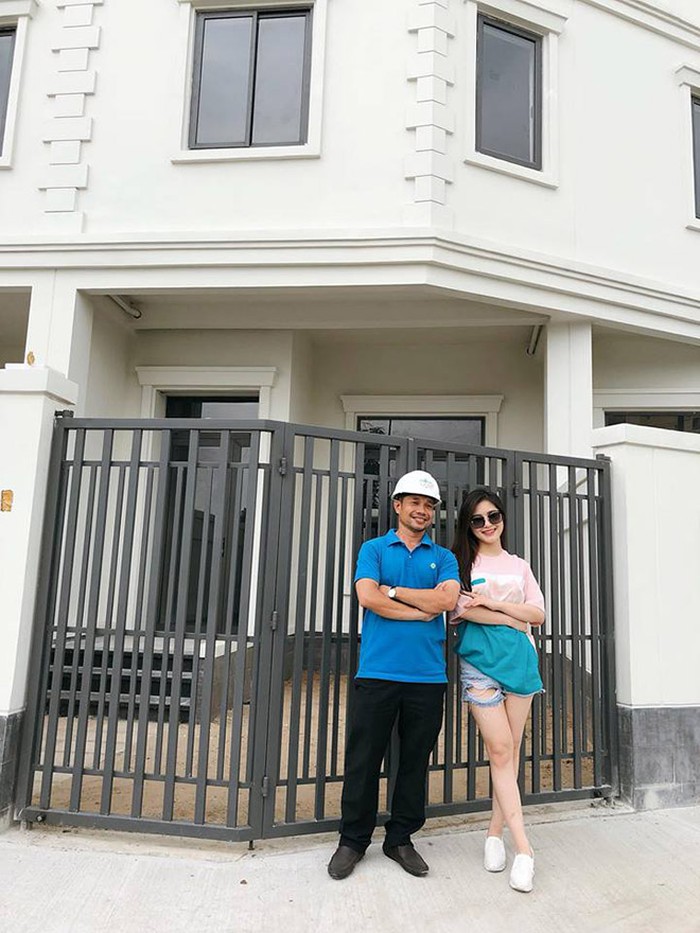 Nữ ca sĩ khiến fan choáng khi liên tiếp mua nhà, biệt thự ở tuổi 23.    