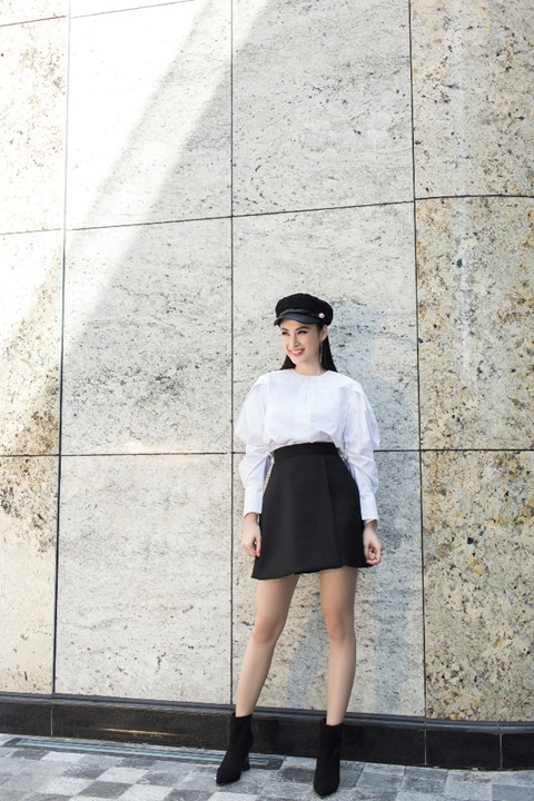 Chọn gam màu cơ bản nhất của thời trang, Angela Phương Trinh vẫn trở nên thu hút nhờ phom dáng và phụ kiện  