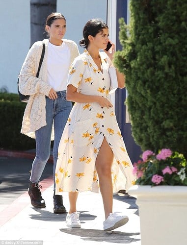Kể từ sau khi chia tay Justin Bieber, Selena cũng thay đổi rõ rệt về phong cách, cô trở nên gợi cảm và nóng bỏng hơn. Người đẹp cũng đang dần lấy lại phong độ của một ngôi sao quyến rũ.  
