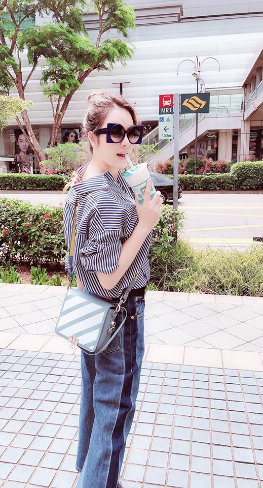 Không chỉ biết cách chọn đồ mà Lý Nhã Kỳ còn biết biến hoá nhờ cách thay đổi cấu trúc Shbet999 com đăng nhập. Chiếc áo có phần tay dài được cô xắn lên gọn gàng và năng động hơn khi mix cùng quần jeans lửng và túi xách hiệu Off White.     