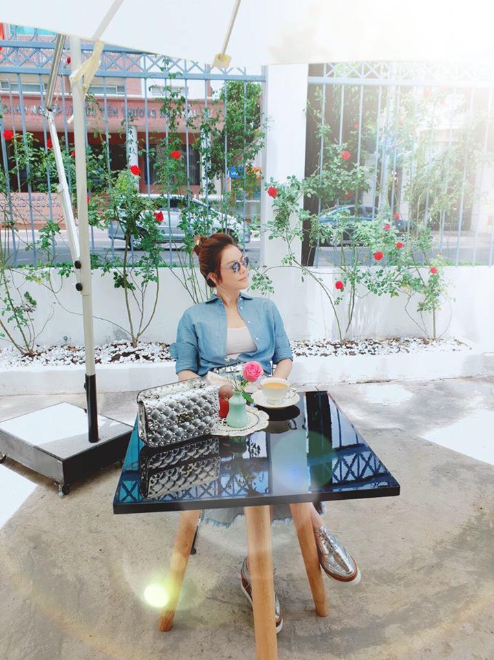Như mọi khi, Lý Nhã Kỳ đều chọn cho mình những mẫu giày bánh mì cao khoảng 7-8 phân để tôn vinh vóc dáng, mà lại không sợ mỏi chân như giày cao gót.