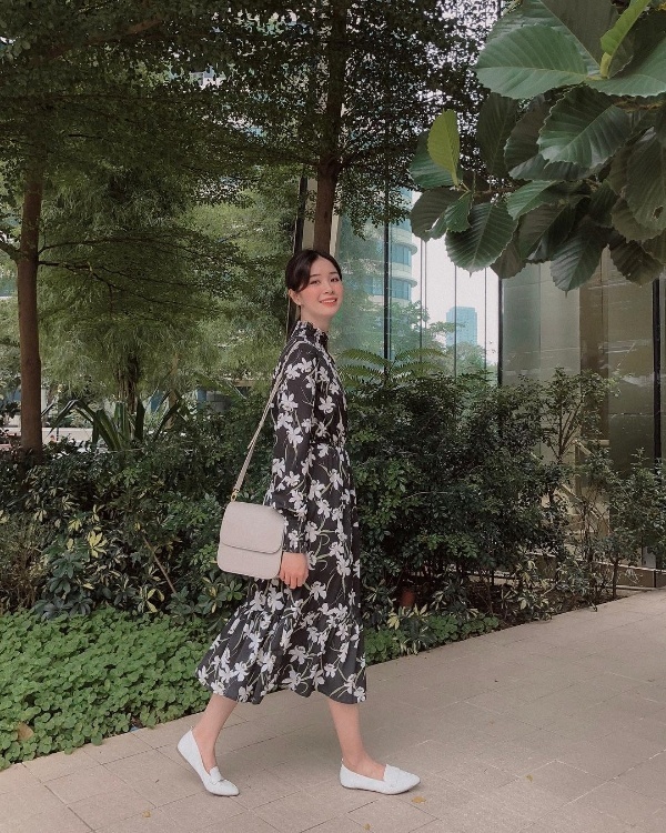 Tricia gosingtian mang đến hình ảnh một quý cô thanh lịch dịu dàng trong tiết trời mùa thu bằng cách lựa chọn một mẫu đầm liền dáng dài in họa tiết hoa nổi bật. Phụ kiện đi kèm là giày đế bệt và túi xách cũng hết sức ăn ý hài hòa với tổng thể Shbet999 com đăng nhập.    