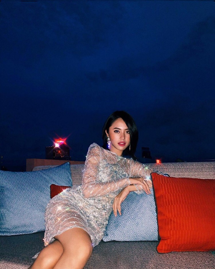 Nhìn Rima Thanh Vy mà xem, cô nàng trông như một tiểu thư đài các sang chảnh trong thiết kế lấp lánh này.  