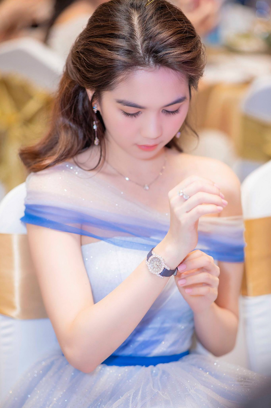 Được biết, mỗi lần xuất hiện tại các sự kiện, Ngọc Trinh đều chuẩn bị và đầu tư khá kỹ từ váy đến make up, phụ kiện đi kèm. 
