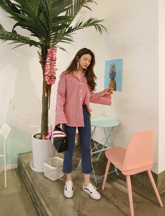 Mix sơ mi kẻ với quần jeans, giày thể thao mang lại vẻ ngoài thanh lịch cho bạn gái    