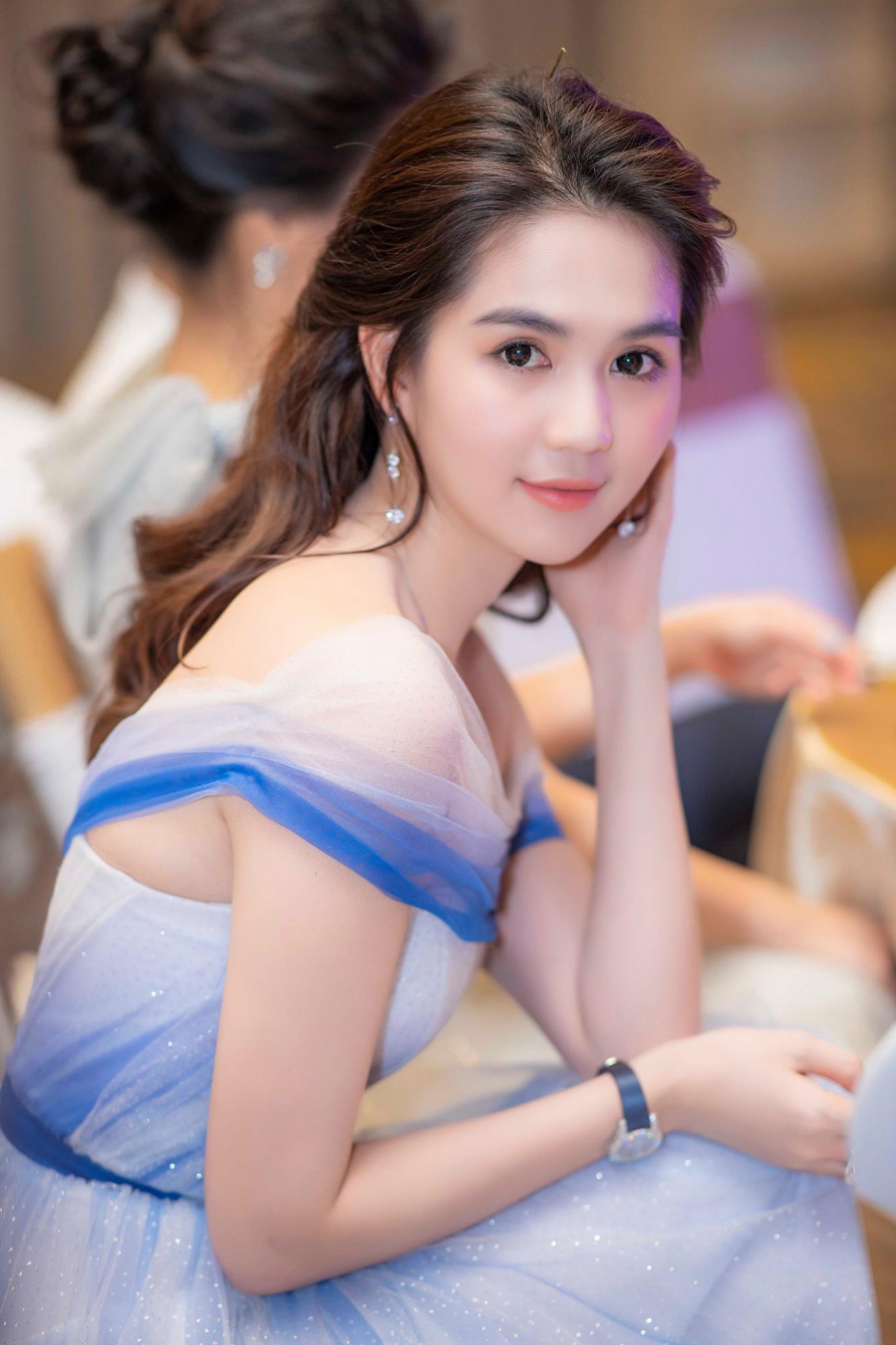 Thậm chí cô sẵn sàng chi ra 17 triệu đồng để thuê địa điểm chụp ảnh nội y trong vỏn vẹn 60 phút. Chân dài Venus quả đúng là mỹ nhân chịu chơi. Thông tin này được hé lộ qua bình luận của bạn thân Ngọc Trinh dưới 1 bức hình táo bạo mà cô khoe trên Facebook.