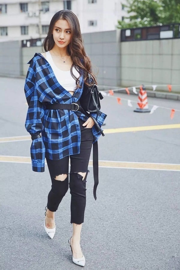 Tại các sự kiện thảm đỏ, nếu khán giả được chiêm ngưỡng một nữ thần Angela Baby quyến rũ, lộng lẫy, đầy kiêu sa thì ngoài đời, nữ diễn viên lại gây ngạc nhiên bất ngờ với hình ảnh một cô nàng đầy mạnh mẽ cá tính.  
