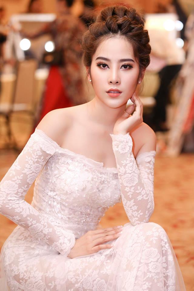 Nam Em thu hút người đối diện bởi vẻ đẹp thánh thiện.    