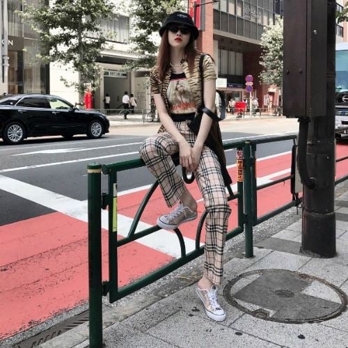 Cô mix món đồ này cùng quần Burberry, giày sneakers và kính mắt thời thượng... khi đi chơi, năng động và thể hiện tài biến hóa phong phú với những món đồ họa tiết da động vật. Dù đi chơi hay đi tiệc đều phù hợp nếu bạn tự tin về trình am hiểu thời trang của mình như người yêu Sơn Tùng.    