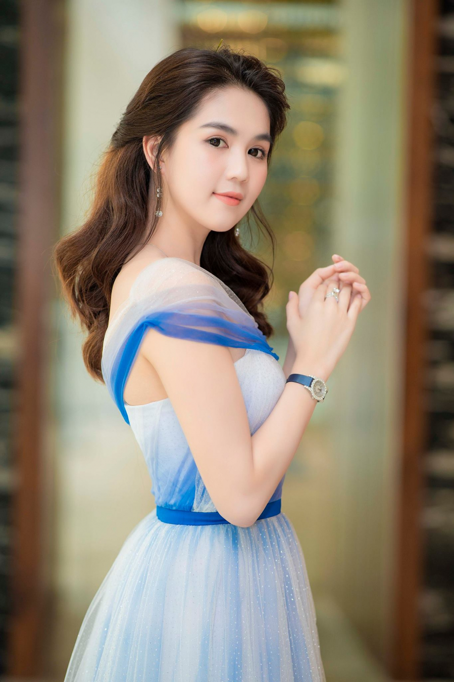Cô nàng khoe đồng hồ nạm kim cương trị giá hơn 1 tỷ tại sự kiện.