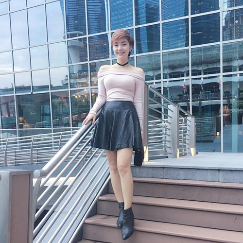 Hình ảnh xuống phố đáng yêu của Minh Hằng với váy xòe, áo trễ vai và ankle boots.     