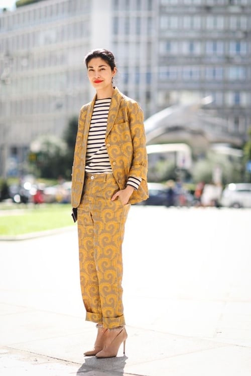Khi một chiếc áo kẻ vô cùng bình thường được diện cùng bộ suit lạ mắt, giá trị của nó sẽ tự nâng lên vài phần!    