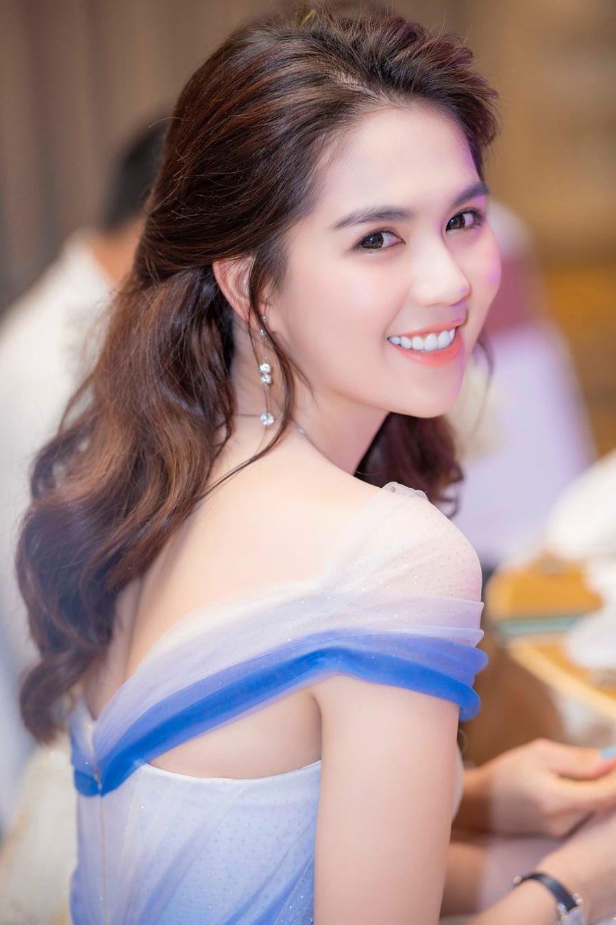  Sự xuất hiện của cô hút mọi ánh nhìn, nhiều khán giả xuýt xoa khen Ngọc Trinh như nàng tiên xanh.