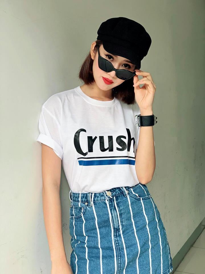 Có thể thấy, phong cách thường ngày của Thúy Vân biến hóa từ nữ tính điệu đà đến cá tính sang chảnh. Diện một thiết kế váy trắng, Thúy Vân không quên nhấn nhá thêm chiếc khăn nhỏ xinh làm điểm nhấn; hoặc không thì trẻ trung thời thượng với áp phông trắng và chân váy denim bụi bặm.
