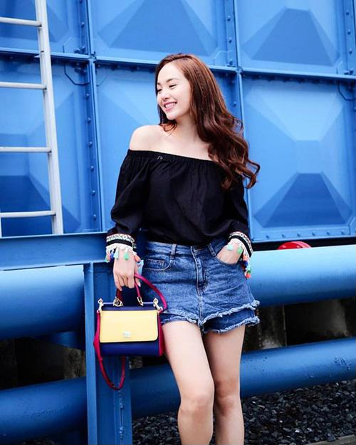 Nữ ca sĩ đã khai thác sự quyến rũ của áo trễn vai để tạo nên những bộ cánh bắt mắt.    