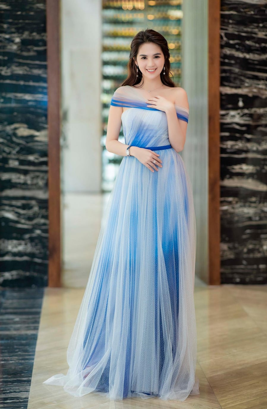 Diện chiếc váy xanh bồng bềnh, Ngọc Trinh được ví như 1 nàng công chúa vô cùng kiêu sa, lộng lẫy.