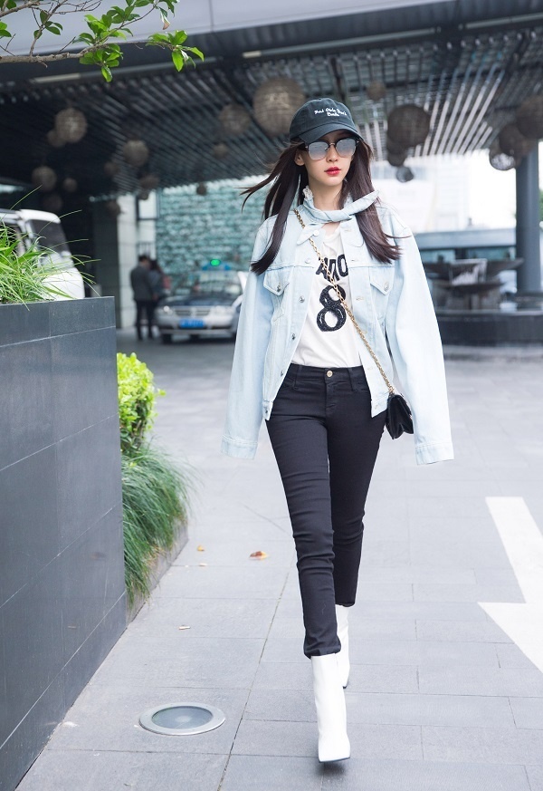 Diện đồ cá tính đã đành, thần thái cool ngầu càng khiến phong cách của Angela Baby giống 'style chị đại'.    