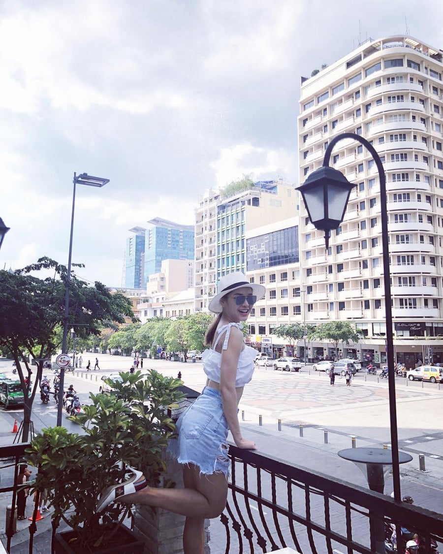 Cô nàng Phương Trinh Jolie ăn mặc sành điệu với áo trễ vai và quần đùi jeans. Để tăng phần nữ tính, nữ ca sĩ kết hợp với đôi Leather Web slingback pump của Gucci có giá 17 triệu khi đi uống cafe cùng bạn bè.  